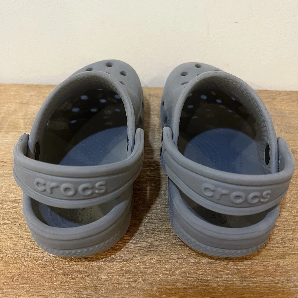 Crocs Kids C9 Gray Classic Clogs Sandals Slip On Shoes 4 Charms Jibbitz Included